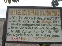 DH8004521  Visites des espaces souterrains (construits par les guerriers d'Abomey pour se cacher et les prendre à revers). La salle visitée est également un lieu de culte et le totem de cette salle ne supporte pas le rouge sans lancer des sorts)