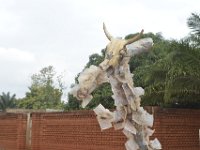 DH8004530  Abomey : au milieu d'un carrefour, une oeuvre contemporaine