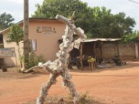 DH8004531  Abomey : au milieu d'un carrefour, une oeuvre contemporaine