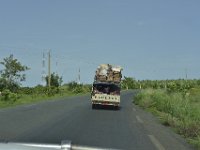 DH8005146  En route pour le marché de Boukoumbé (ils sont 5-6 adultes - ou plus - et quelques enfants). Quelques centaines de mètres plus loin un homme sautera dans la 404 bâchée en marche .