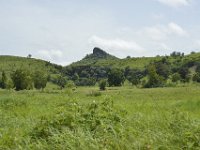DH8005179  Montagne sacrée sous un autre angle (l'histoire dit que l'autre moitié du caillou s'est écroulée)