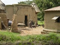 DH8005233  L'entrée d'un tata; devant la représentation des hommes de la famille