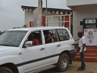 DH8004388  A la sortie de Porto Novo : la station essence est barricadée; manoeuvres nécessaires pour pouvoir faire le plein