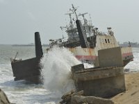 DH8004201  Au fond, l'entrée du port de Cotonou
