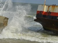DH8004209  Les murs de soutènement n'ont pas résisté aux vagues.