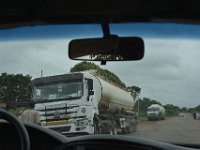 DH83938  Entre Natitingou et Cotonou (RB) : Camion citerne malien transportant également des ananas