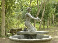 DH8004723  ??? accueillant les visiteurs en leur offrant de l'eau