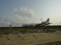 DH8004008  La plage aux abords de Cotonou : carcasse d'avion (Barakah) en bout de piste